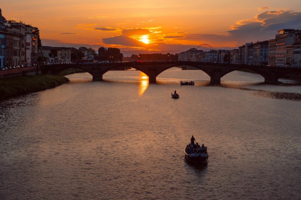 Are there any boat tours on the Arno River?