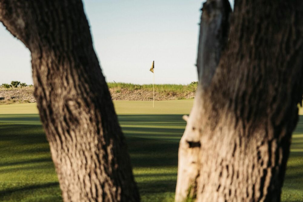 Are there any golf courses near Barcelona for tourists?