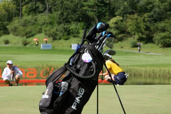 Are there any golf courses near Barcelona for tourists?