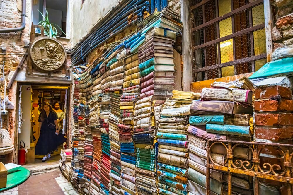 Are there any good bookshops in London for tourists?