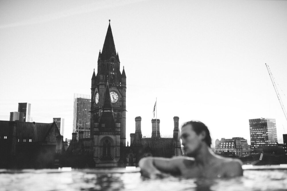 Are there any good swimming pools in London for tourists?