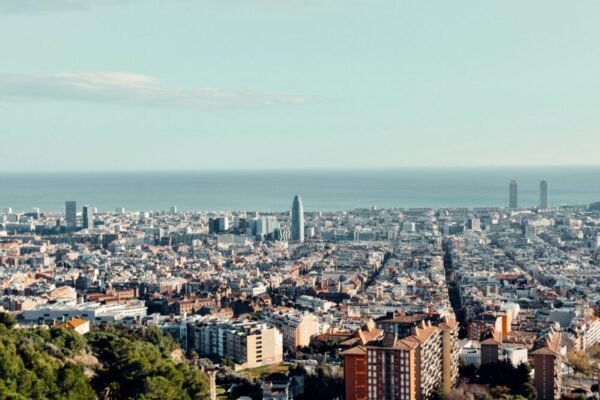 Are there any paragliding opportunities near Barcelona?