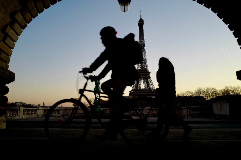Are there free bike tours in Paris in 2026?