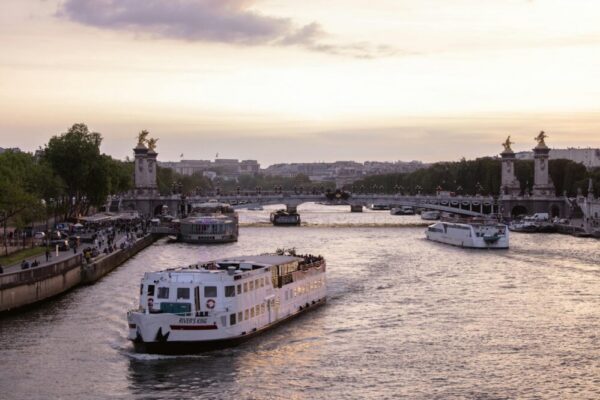 Are there free boat cruises at sunset in Paris in 2026?