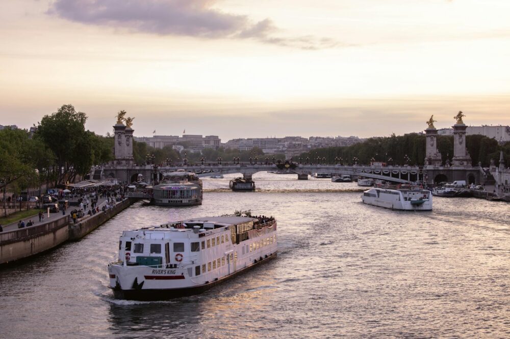 Are there free boat cruises at sunset in Paris in 2026?