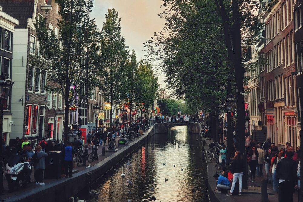 Are there free walking tours in Amsterdam?