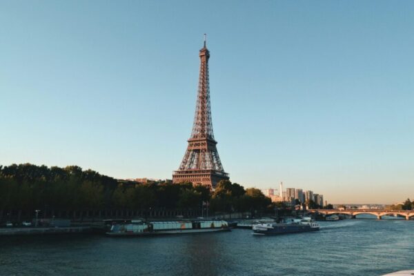 Are there free wine tours in Paris in 2026?