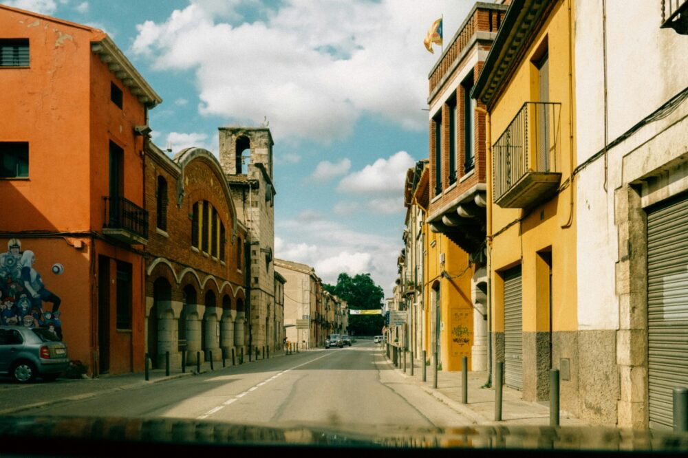 How do I get from Barcelona to Girona by train?