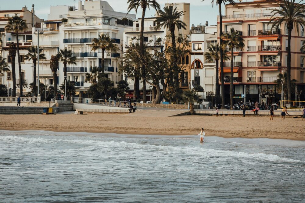 How do I get from Barcelona to Sitges for a day trip?