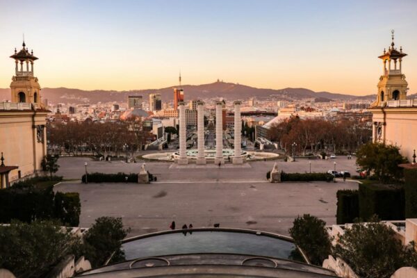 How do I get to the Barcelona Aquarium from the city center?