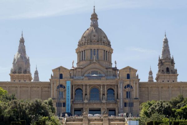 How do I get to the Barcelona Wax Museum from the city center?
