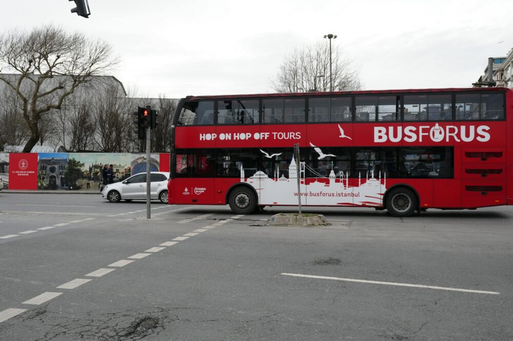 How do I use the Barcelona Bus Turistic hop-on hop-off service?