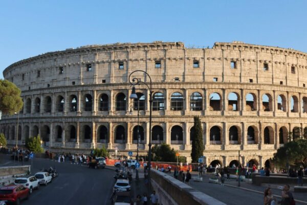 How do you book tickets for the Colosseum and Roman Forum online?