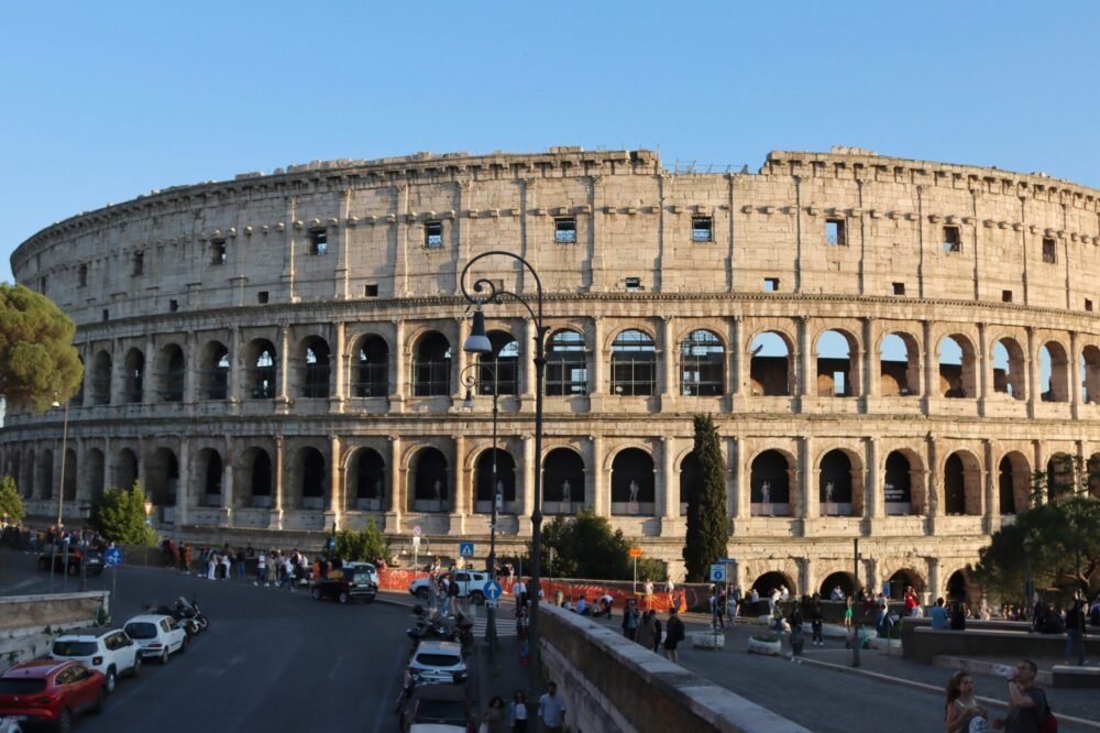 How do you book tickets for the Colosseum and Roman Forum online?