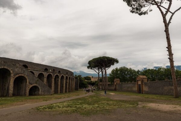 How do you get from Rome to Pompeii for a day trip?