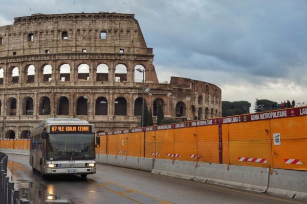 How do you use public transportation like buses and metro in Rome?