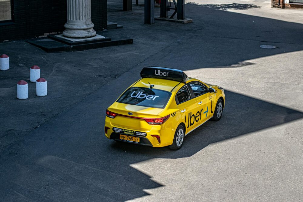 How do you use taxis or ride-sharing apps like Uber in Rome?