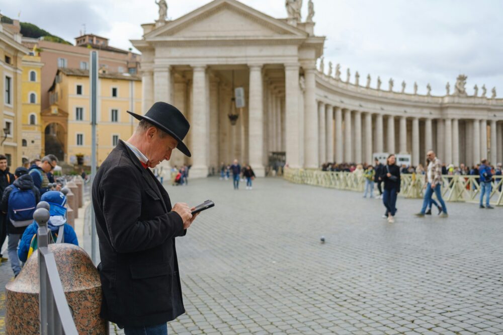 How to avoid common tourist scams in Rome like fake tour guides?