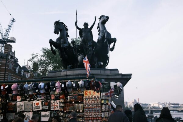 How to avoid tourist traps in London?