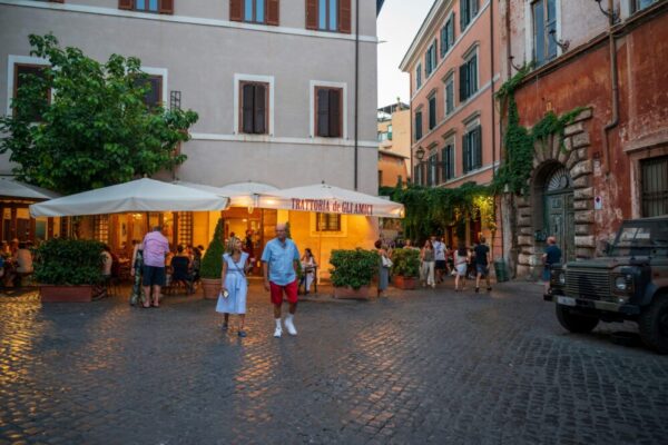 How to experience a traditional Italian aperitivo in Rome?