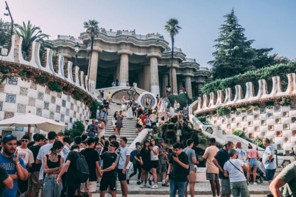 How to experience Barcelona's nightlife safely and enjoyably?