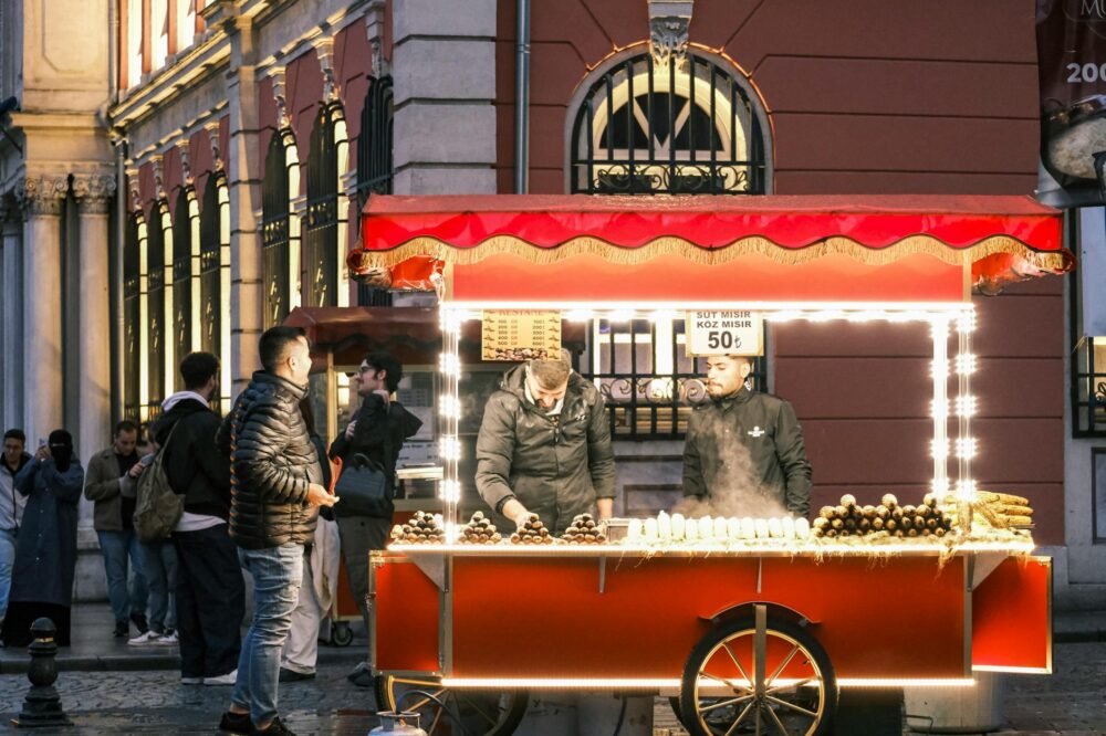 How to experience Istanbul's street food culture for free?