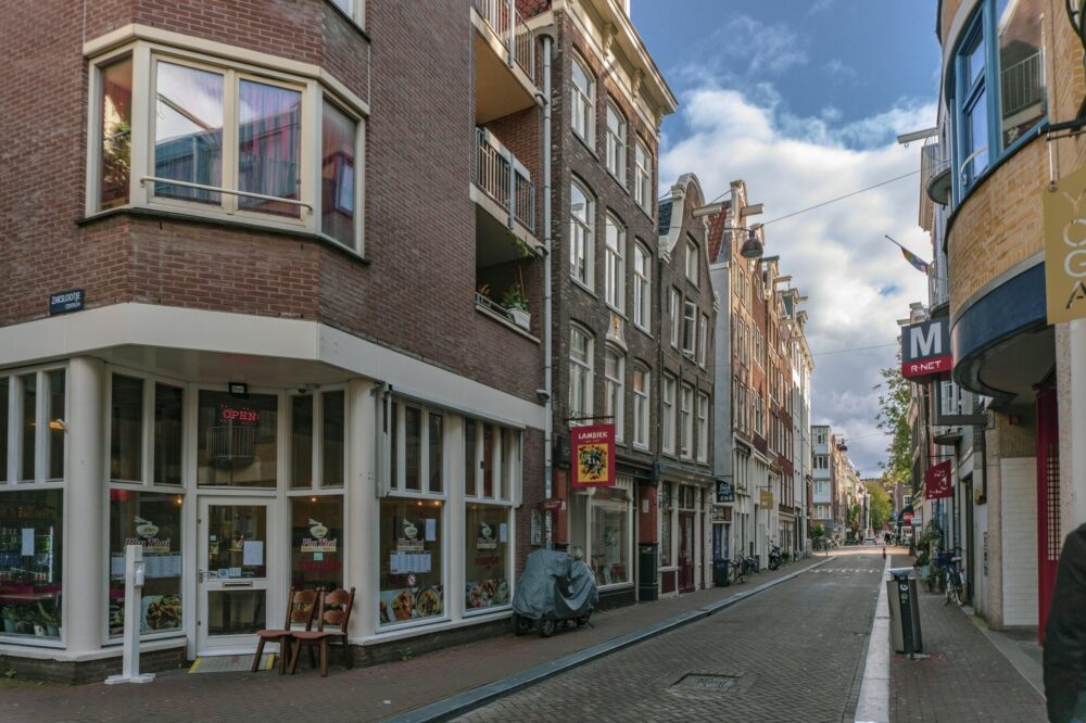 How to find cheap hotels in Amsterdam city center in 2026?