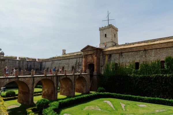 How to get from Barcelona to Montjuïc Castle and the Magic Fountain?