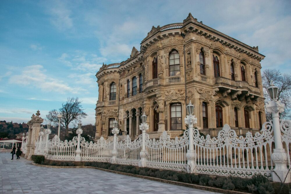 How to see the Küçüksu Palace grounds for free?