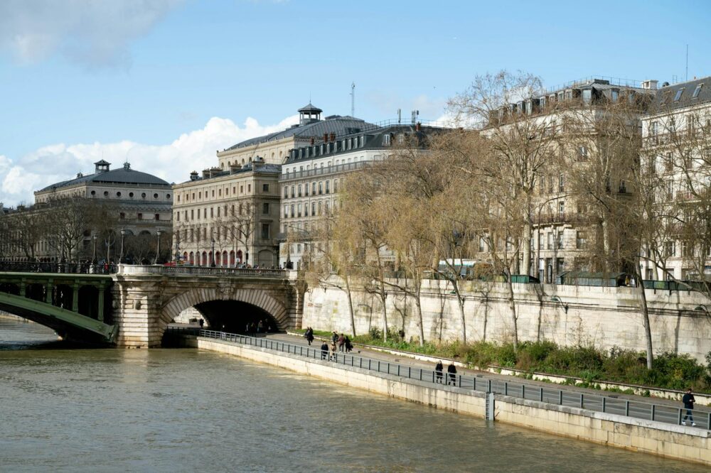 How to see the Paris bridges for free in 2026?
