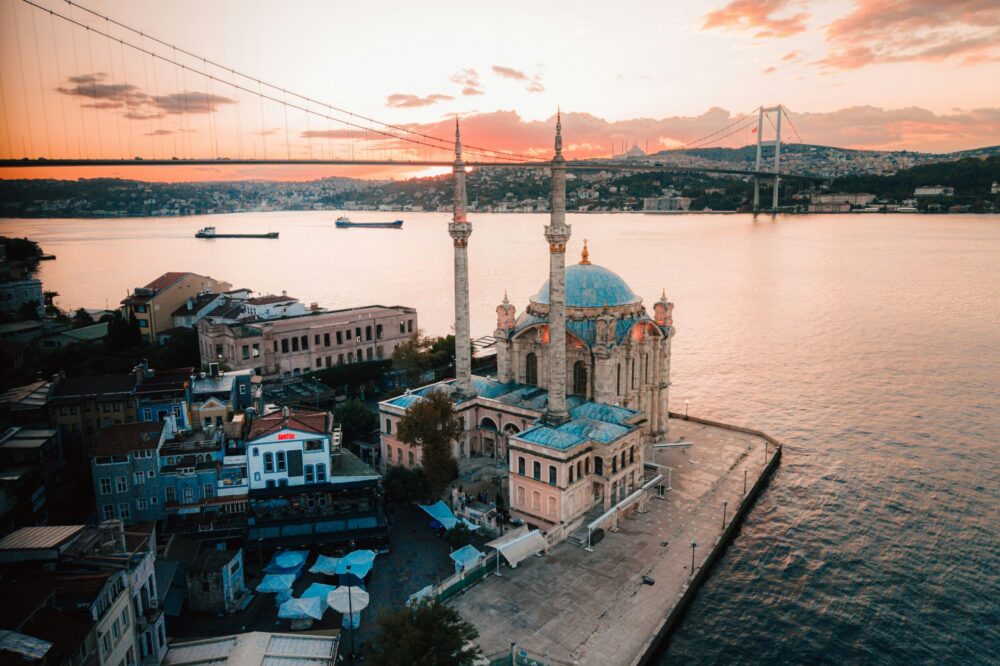 How to travel between the European and Asian sides of Istanbul?