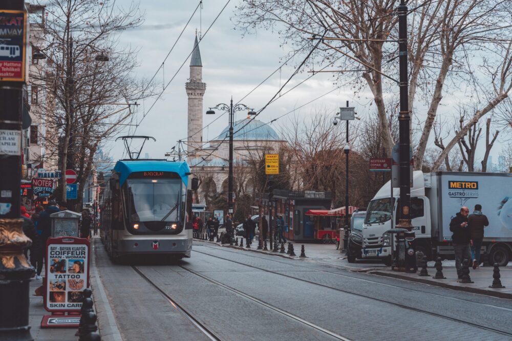 How to use public transportation in Istanbul efficiently?