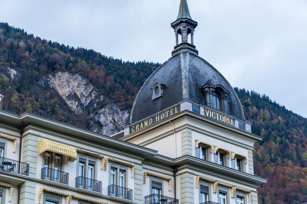 Is it cheaper to stay in hostels or hotels in Europe?