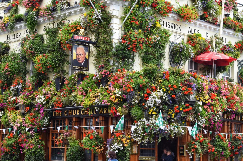 Is it necessary to tip in London pubs?