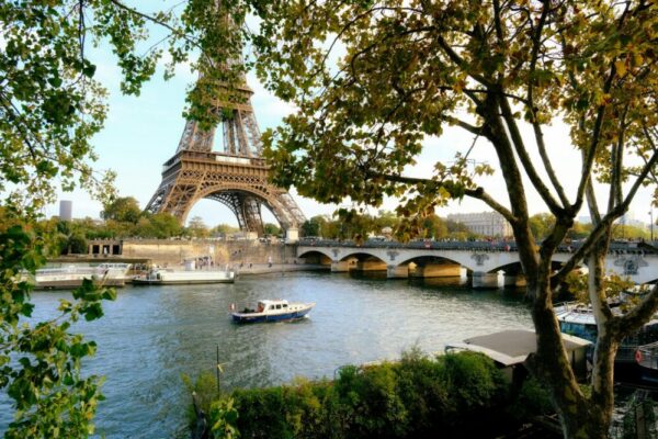 Paris economy hotels with slippers 2026