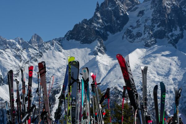 A bunch of skis that are in the snow