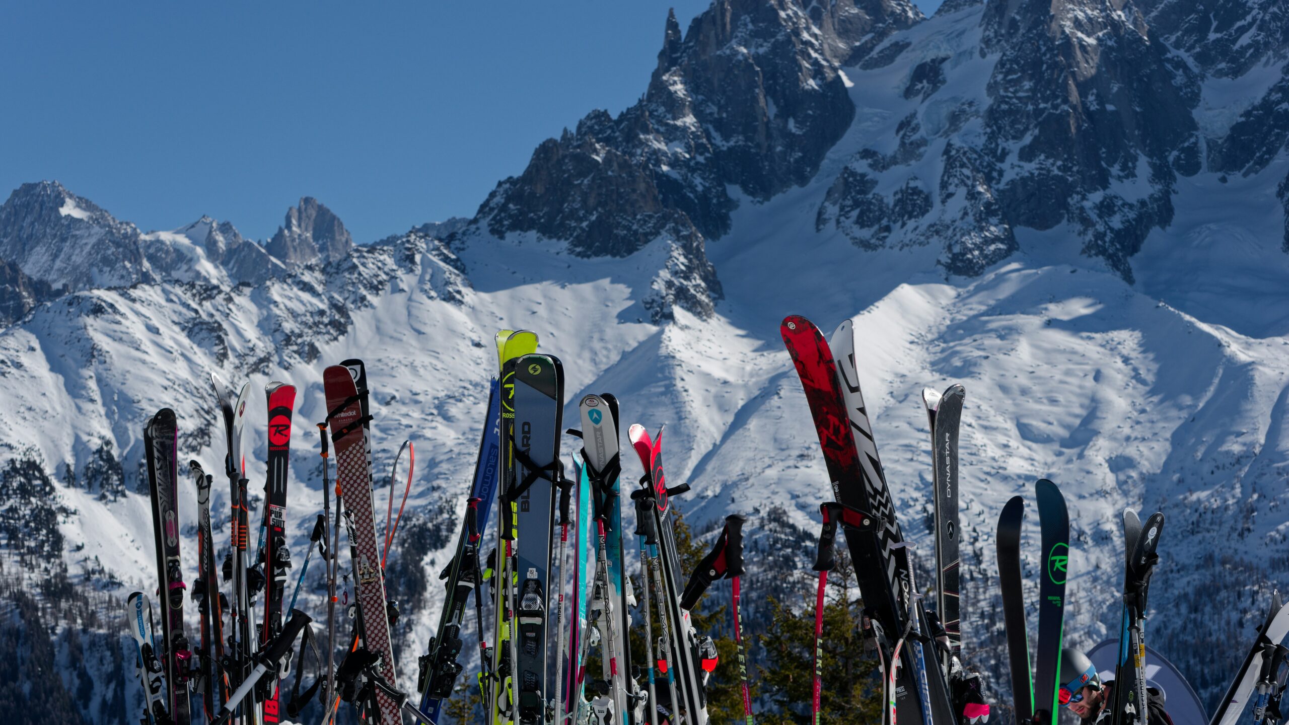 A bunch of skis that are in the snow