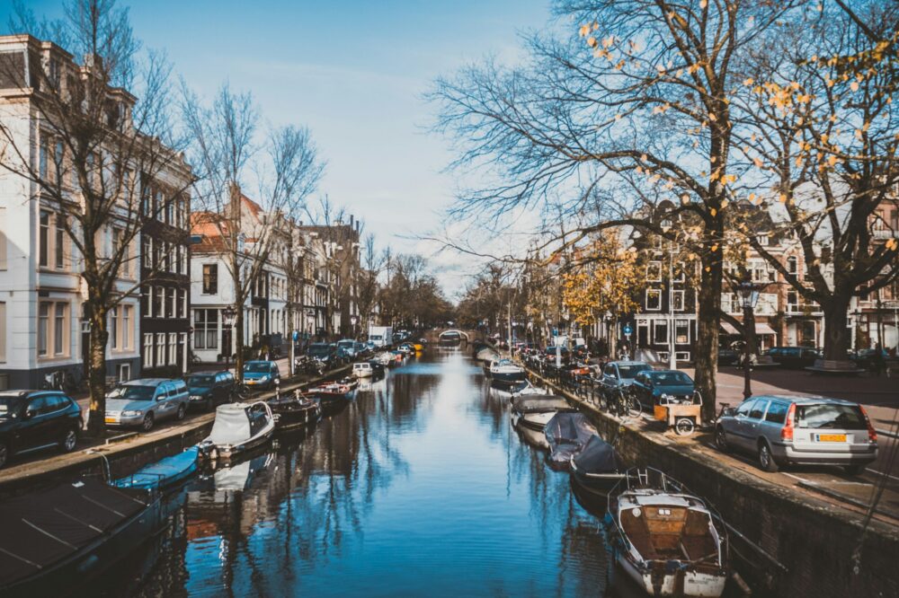 What are the best apps for navigating Amsterdam?