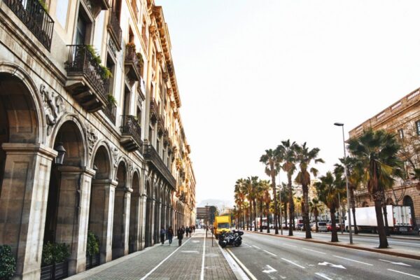 What are the best areas for art galleries in Barcelona?