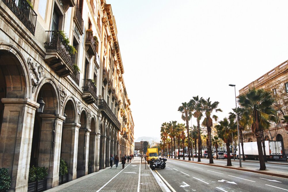 What are the best areas for art galleries in Barcelona?