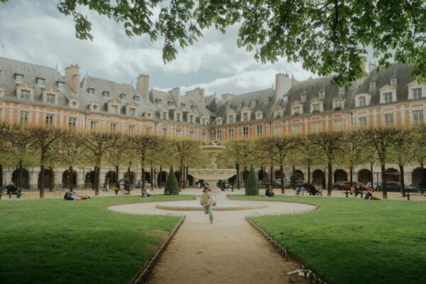 What are the best autumn history tours in Paris?