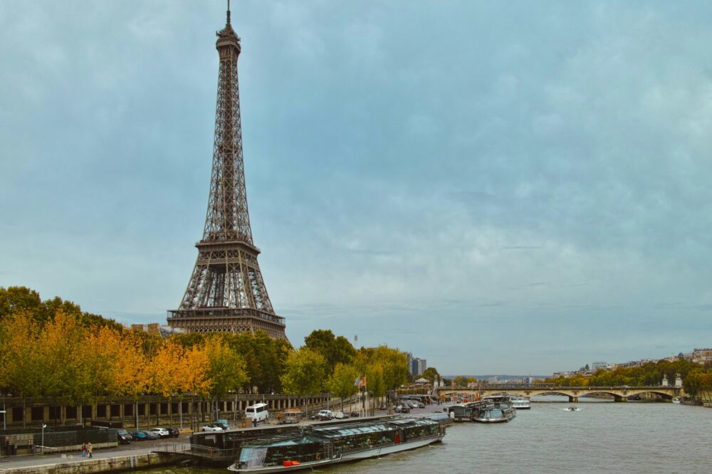 What are the best autumn neighborhoods in Paris?