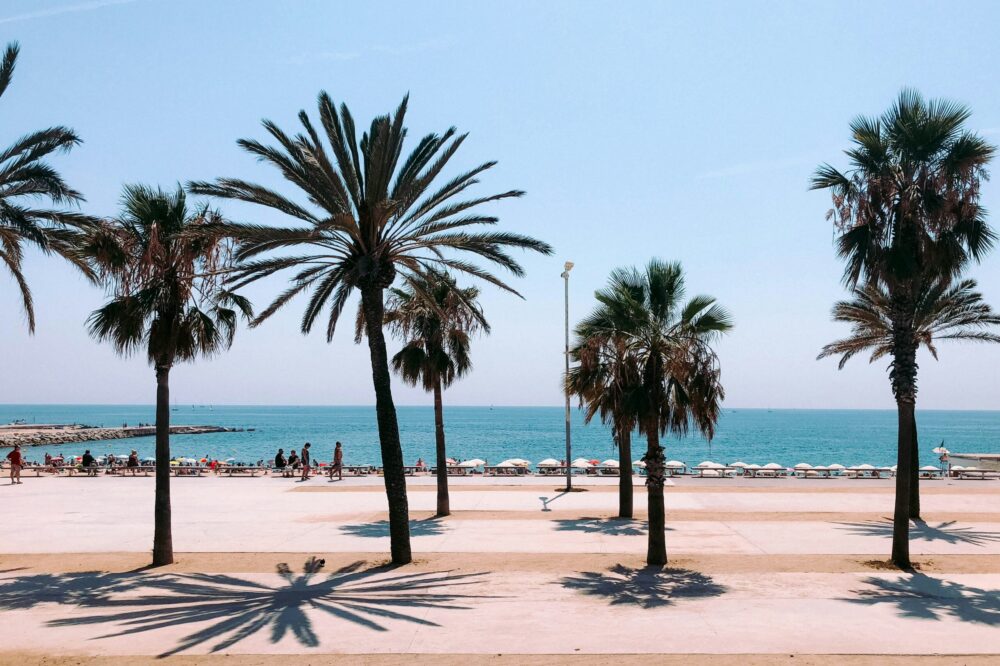 What are the best beaches in Barcelona and how to get there?