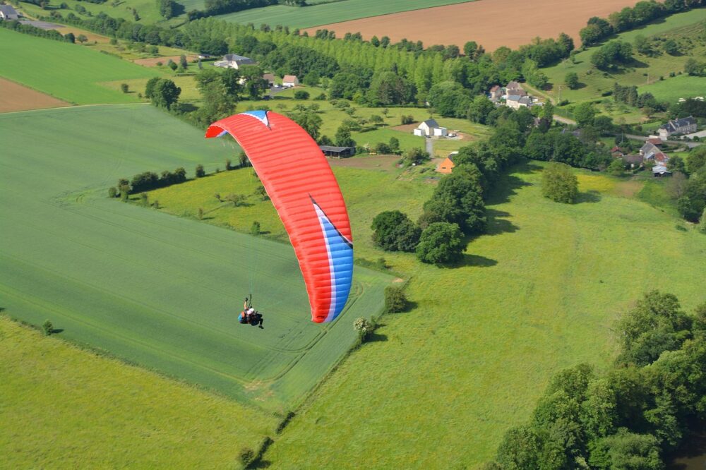 What are the best cities in France for a paragliding experience?