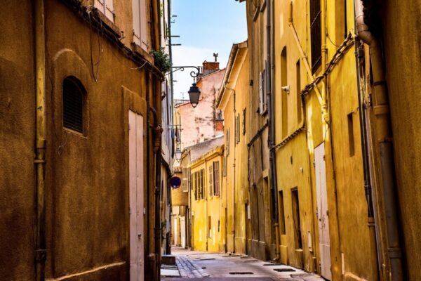 What are the best cities in Provence for tourists?
