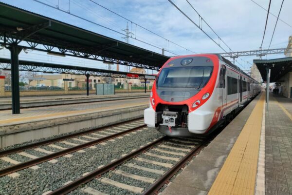 What are the best day trips from Rome by train to nearby towns?