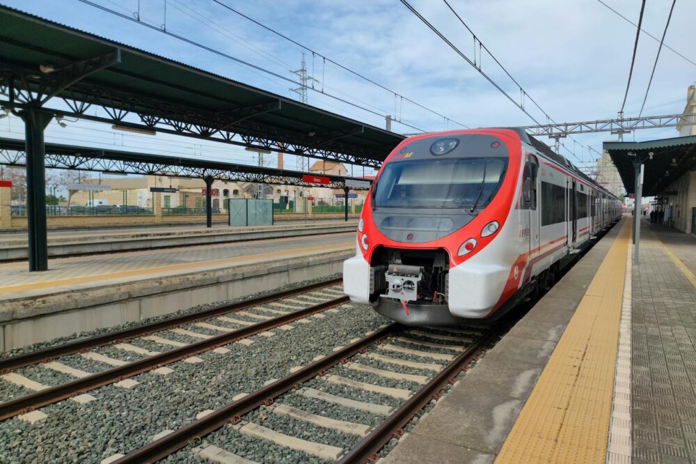 What are the best day trips from Rome by train to nearby towns?