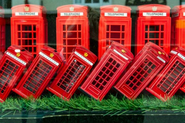 What are the best markets in London for food and souvenirs?