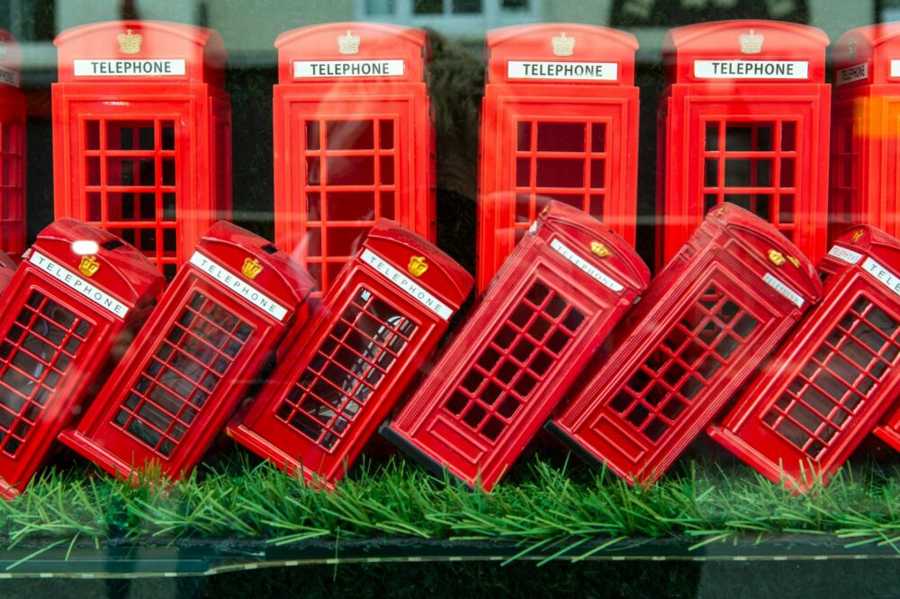 What are the best markets in London for food and souvenirs?