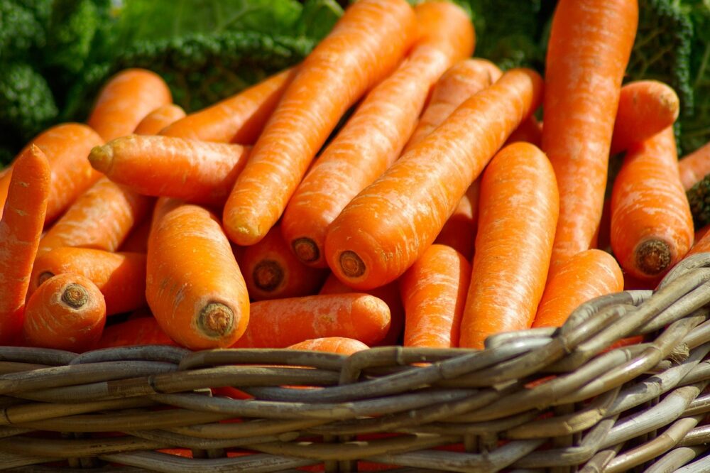 What are the best markets in London for food and souvenirs?